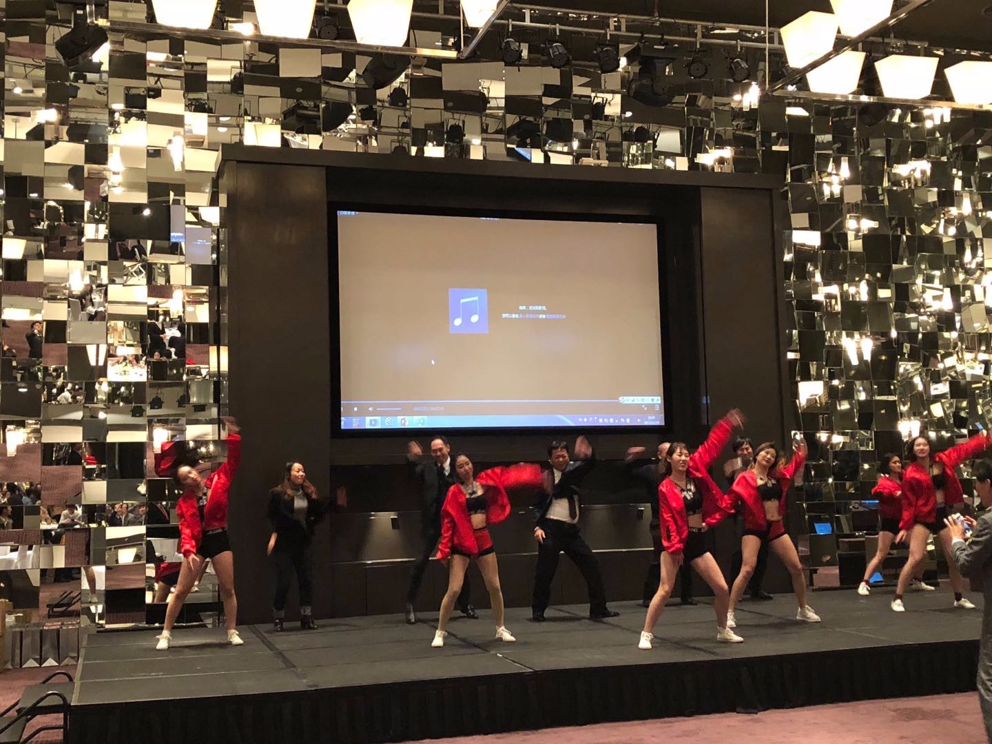 会員様は舞台に上がって一緒に踊る