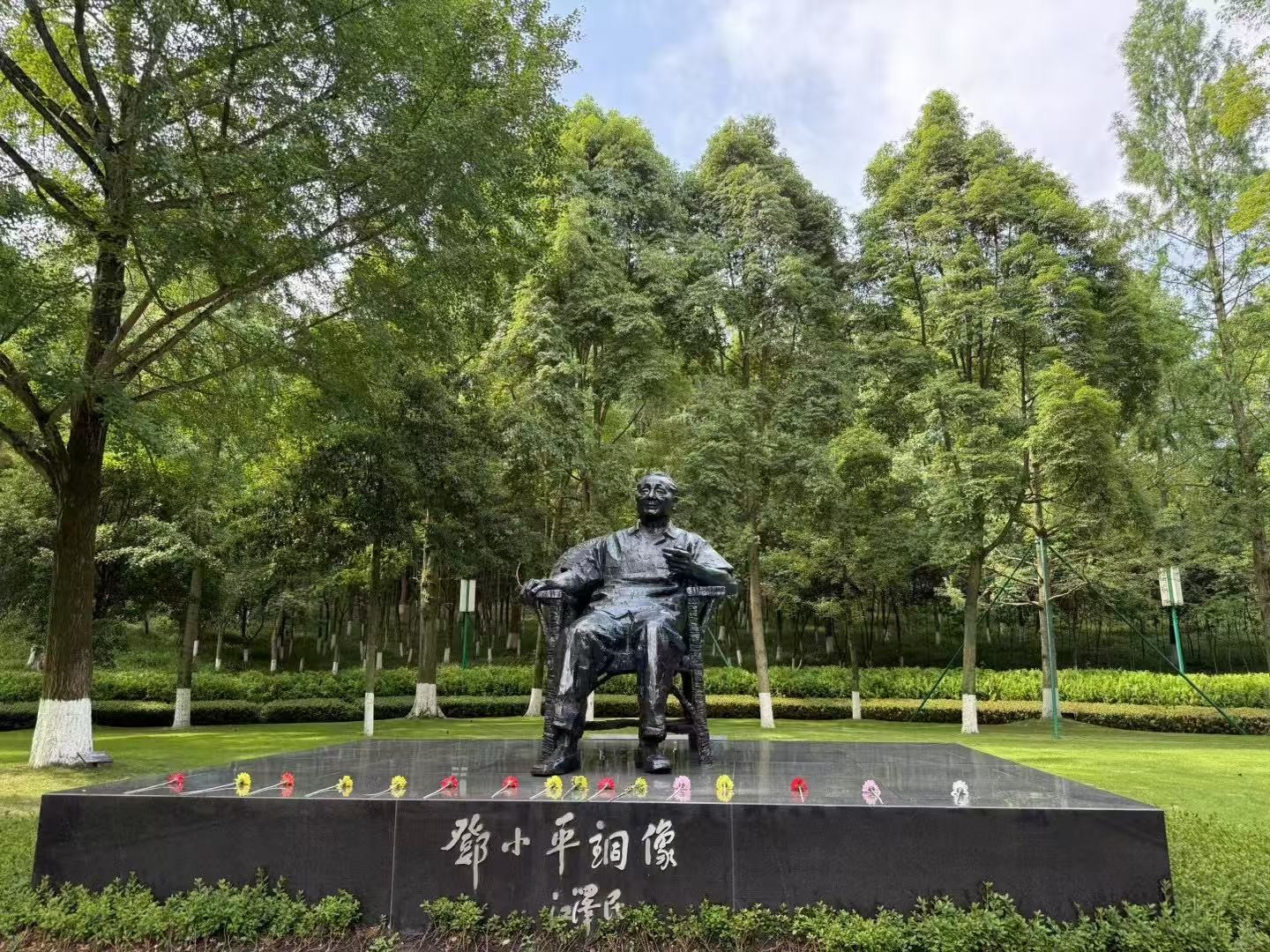 　　　鄧小平銅像
